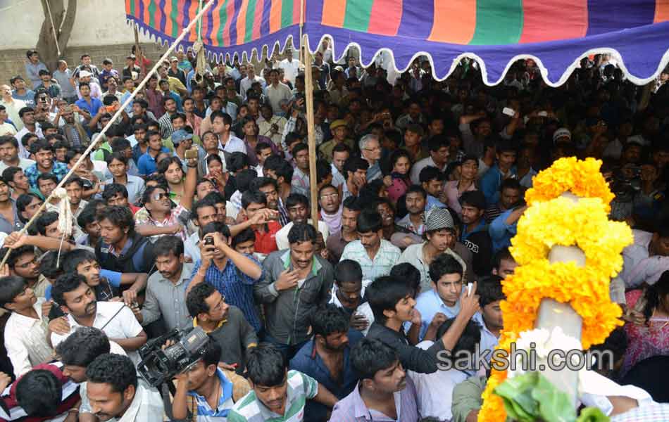 Celebrities and fans pay tributes to Uday Kiran30