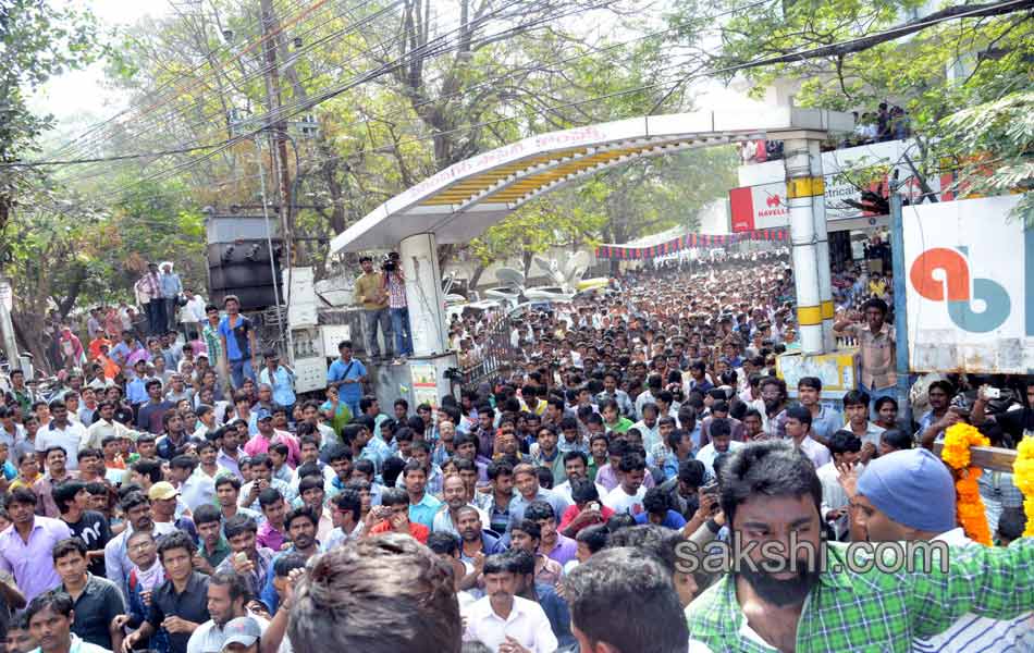 Celebrities and fans pay tributes to Uday Kiran37