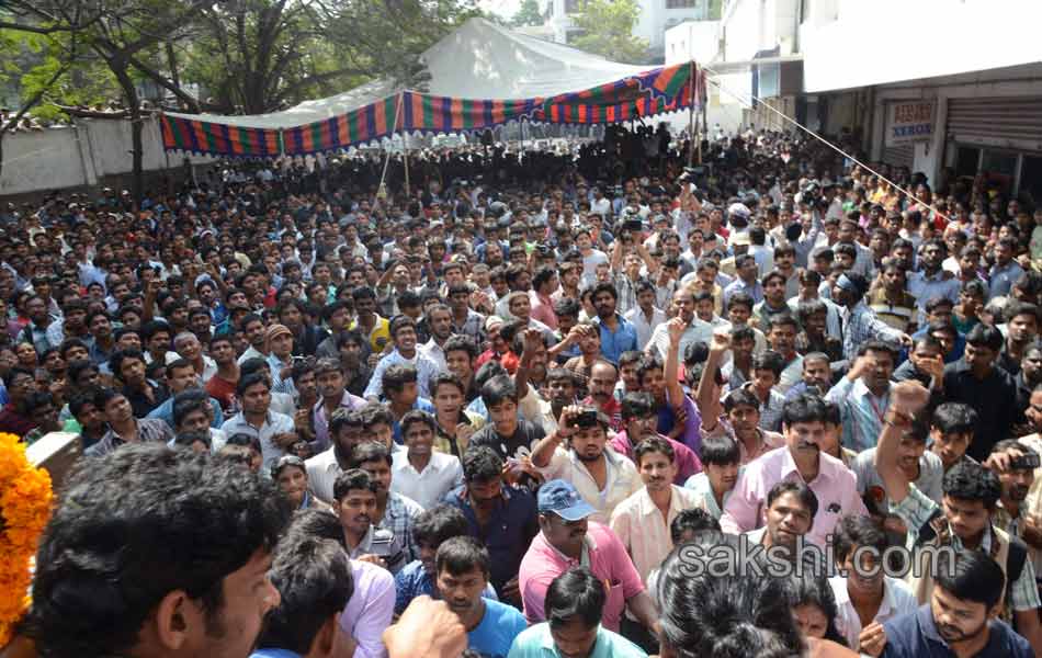 Celebrities and fans pay tributes to Uday Kiran40