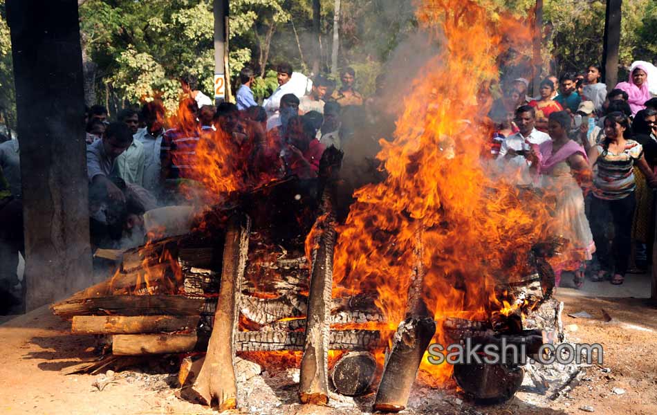 Celebrities and fans pay tributes to Uday Kiran49