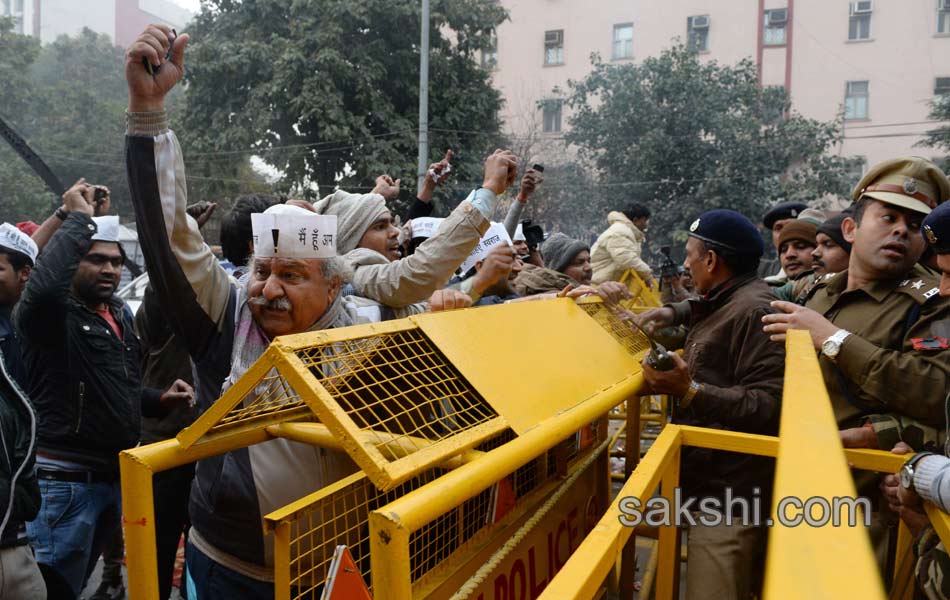 Arvind Kejriwal protests outside Rail Bhawan against Delhi Police - Sakshi3