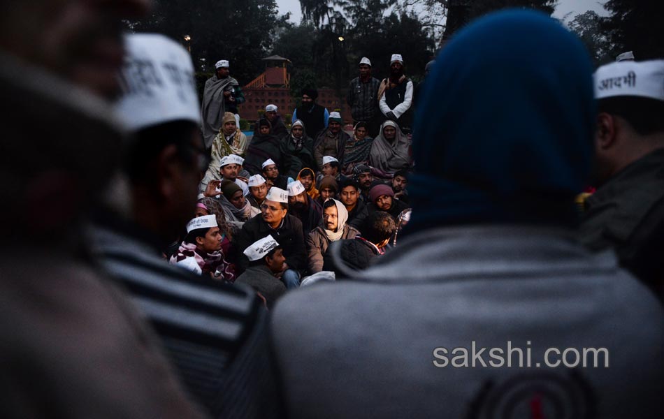 Arvind Kejriwal protests outside Rail Bhawan against Delhi Police - Sakshi11