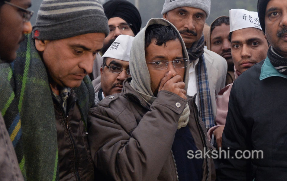 Arvind Kejriwal protests outside Rail Bhawan against Delhi Police - Sakshi15