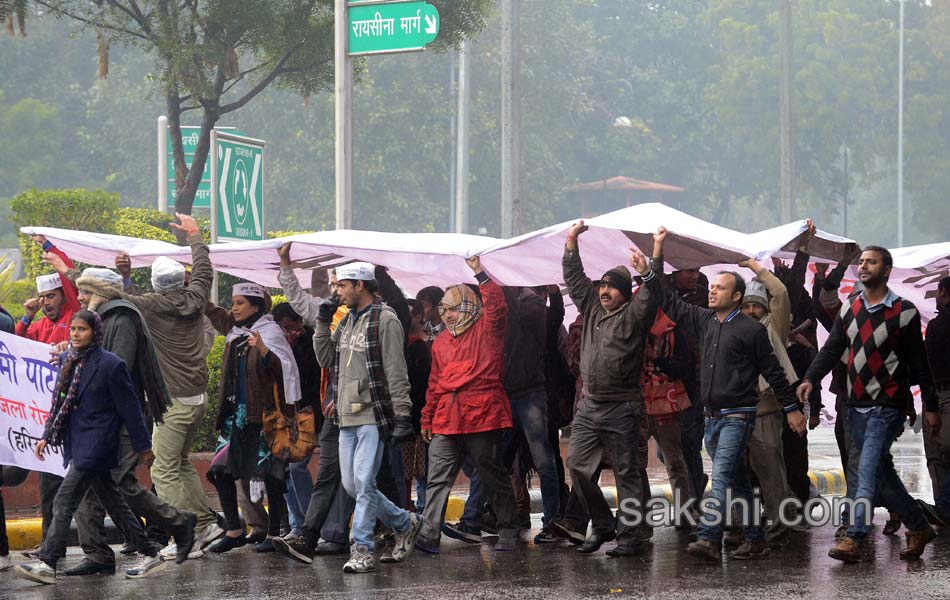 Arvind Kejriwal protests outside Rail Bhawan against Delhi Police - Sakshi18