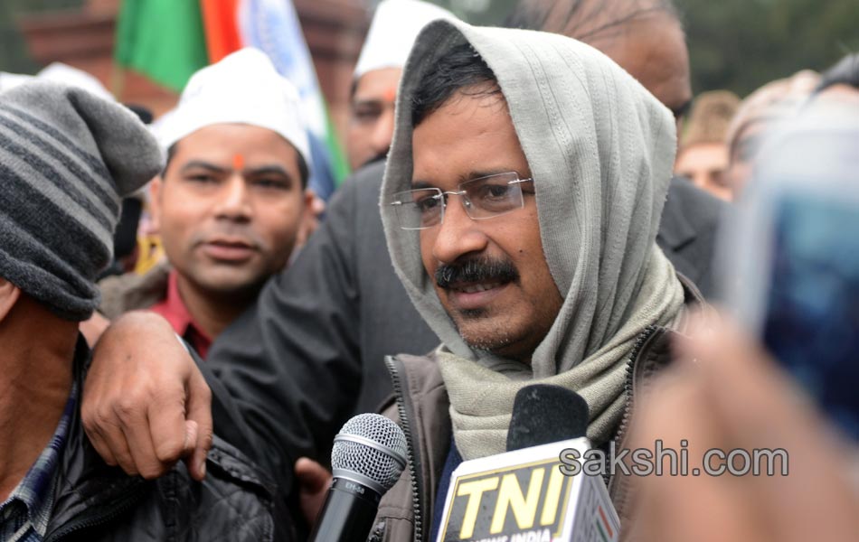 Arvind Kejriwal protests outside Rail Bhawan against Delhi Police - Sakshi21