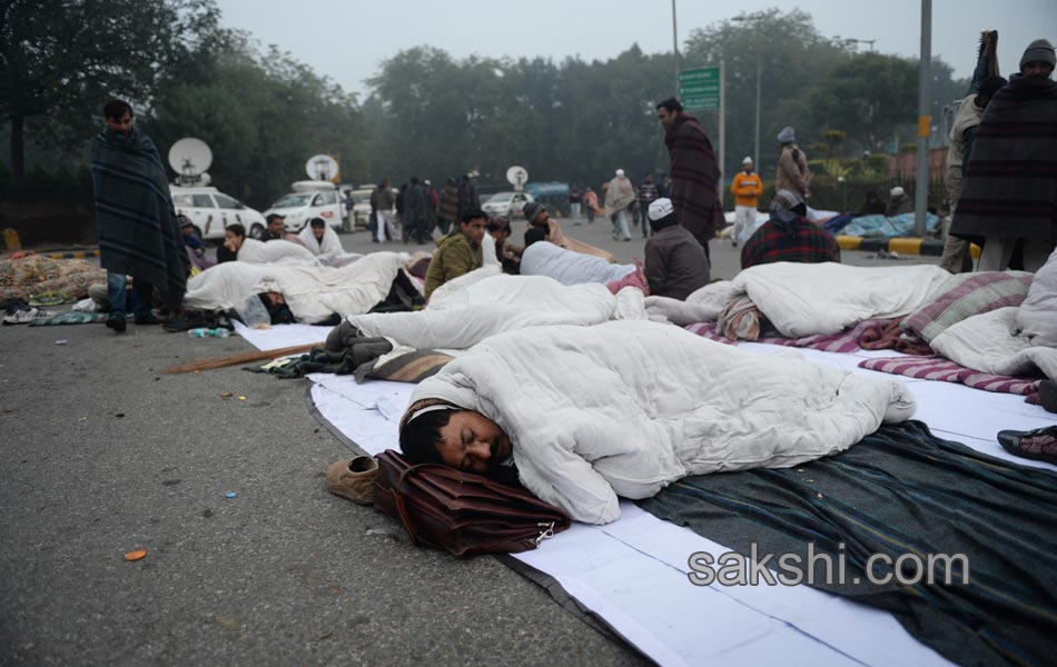 Arvind Kejriwal protests outside Rail Bhawan against Delhi Police - Sakshi25