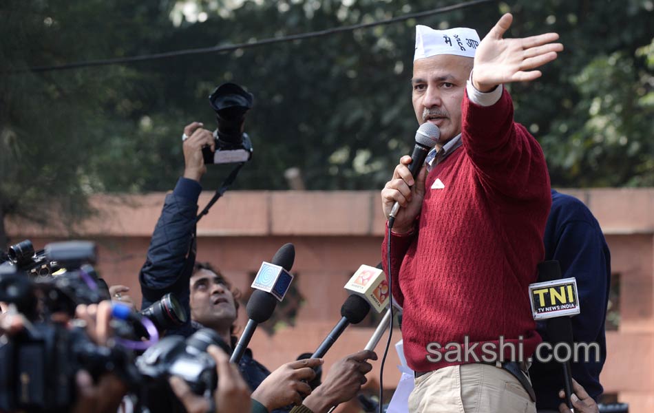 Arvind Kejriwal protests outside Rail Bhawan against Delhi Police - Sakshi33