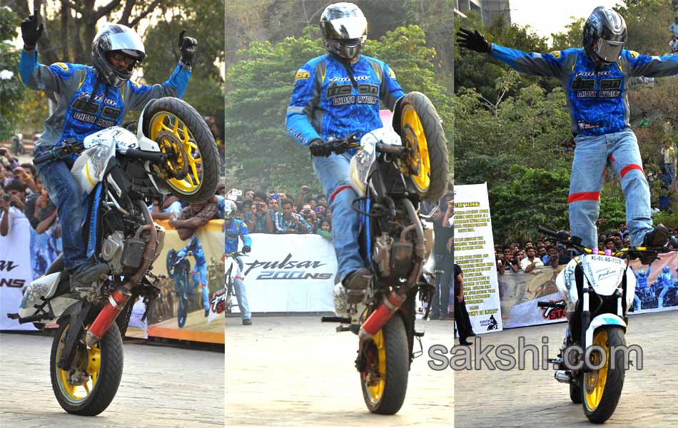 Young bike stunts - Sakshi12