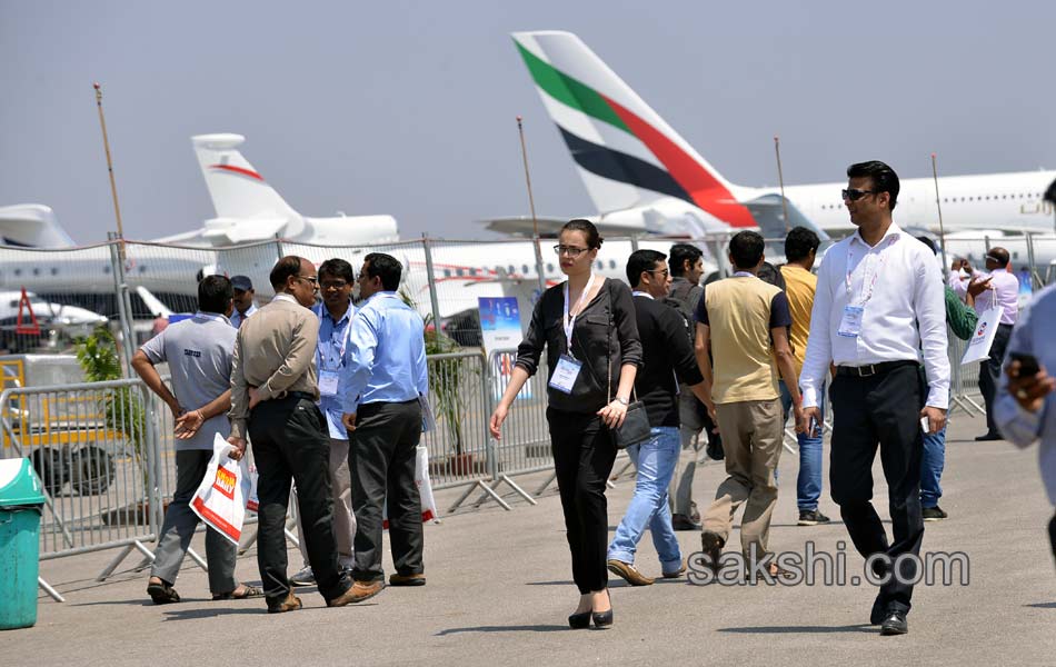 Students in Aviation Show19