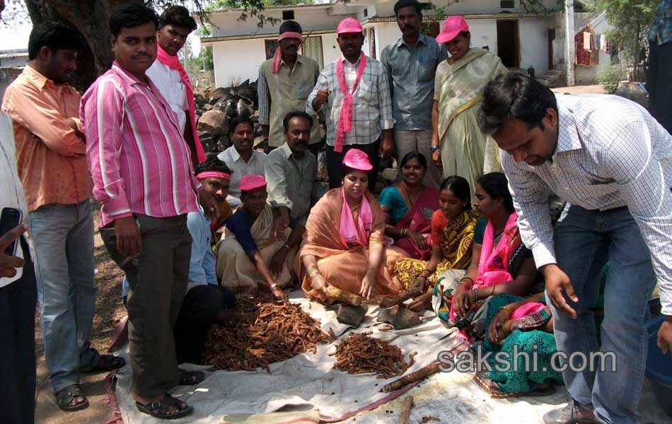 Candets of Telangana participating with people works during election - Sakshi23