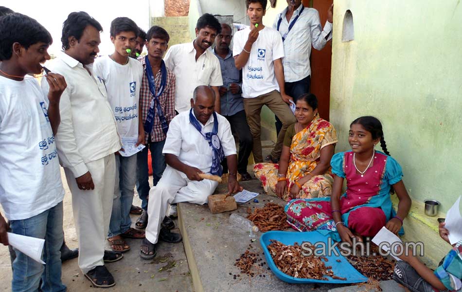 Candets of Telangana participating with people works during election - Sakshi32