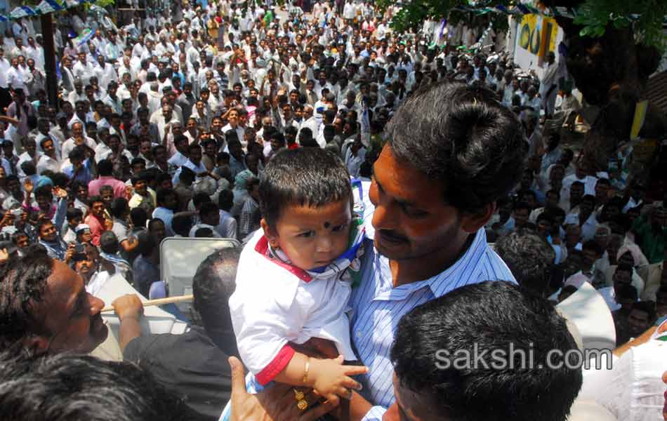 Jagan s Janapatham at Guntur District - Sakshi19