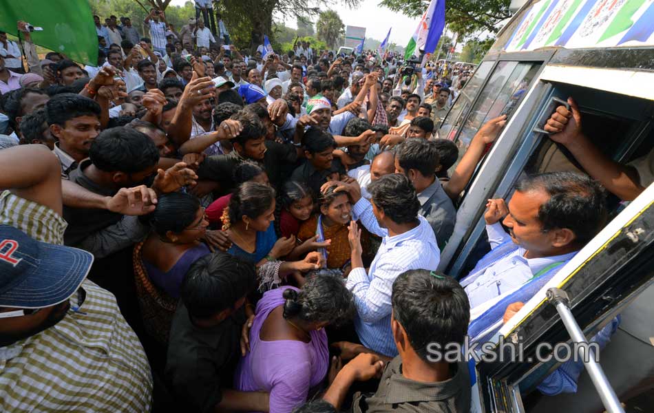 Jagan s Janapatham at Guntur District - Sakshi23