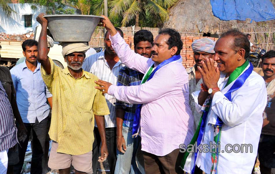 candidates of seemandhra participating with people works during election Campaign - Sakshi8