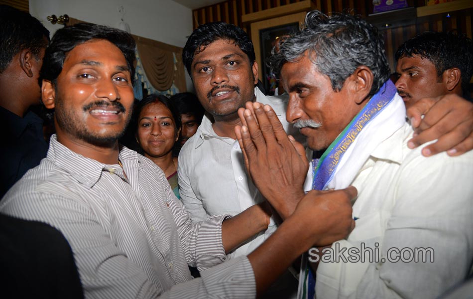 Jagan s Janapatham at Guntur District - Sakshi8