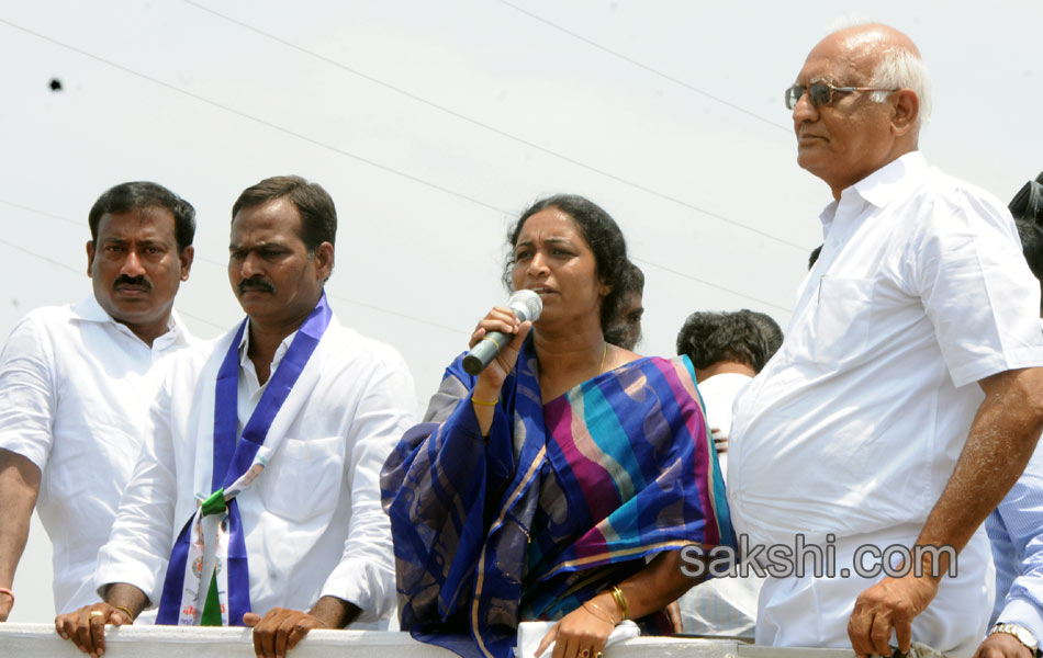 Sharmila s Janapatham at Kurnool District - Sakshi2