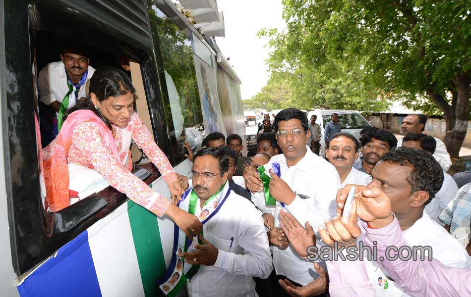 Sharmila s Janapatham at Kurnool District - Sakshi12