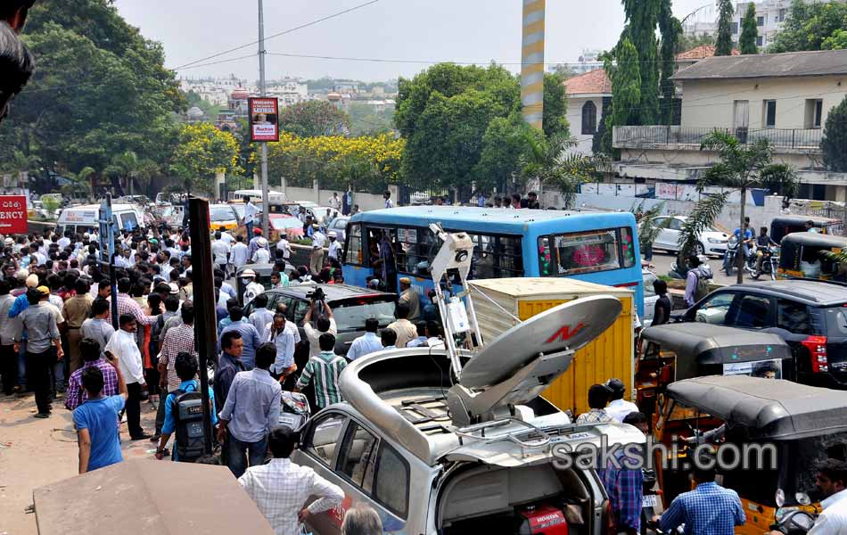 leaders rush to Care hospital - Sakshi7