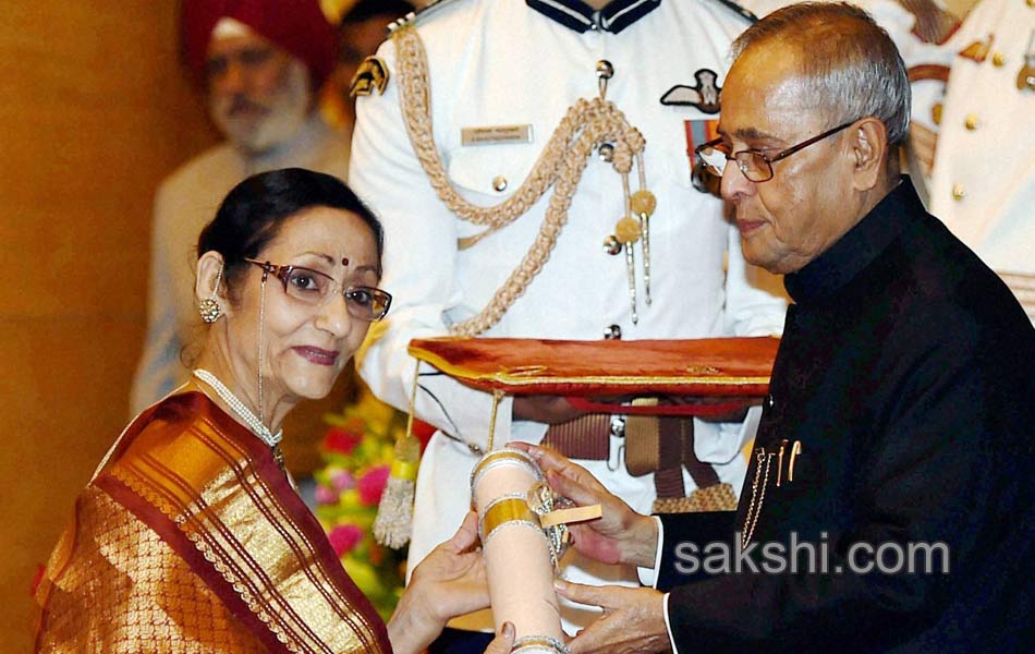 President Pranab Mukherjee presents Padma Awards 2014 - Sakshi4