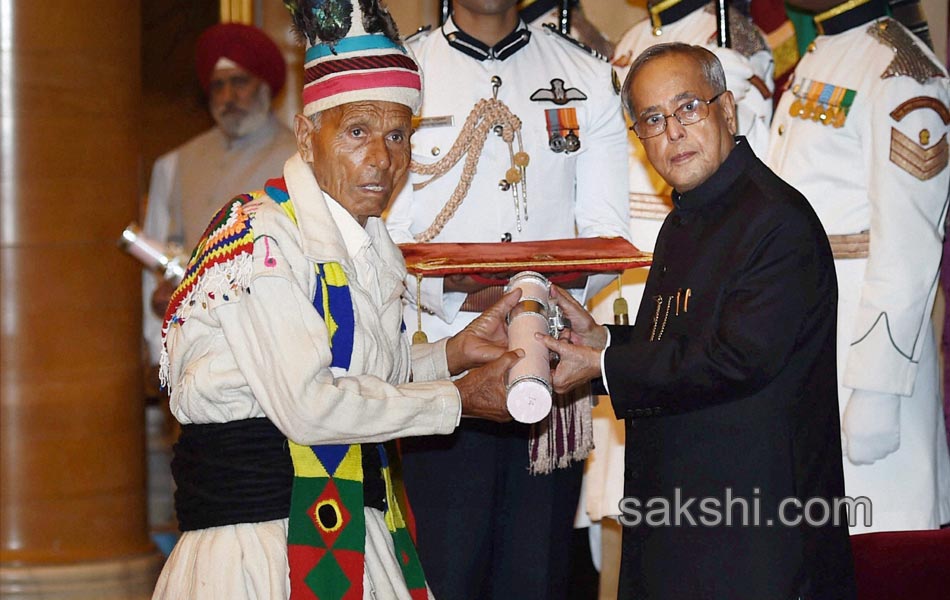 President Pranab Mukherjee presents Padma Awards 2014 - Sakshi7