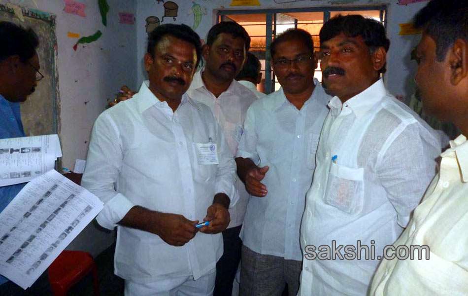 political leaders cast their Votes Elections 2014 in seemandhra - Sakshi14