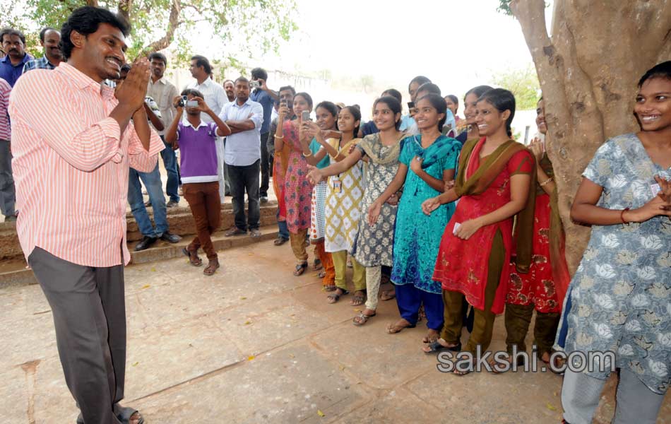 political leaders cast their Votes Elections 2014 in seemandhra - Sakshi22