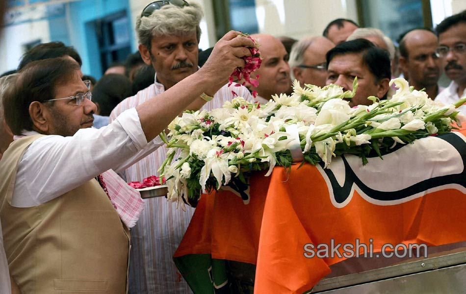 Ministers respects the mortal remains of Gopinath Munde18