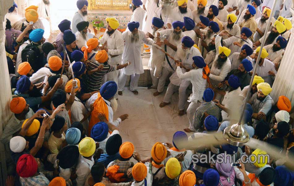 Sword fight at Golden temple9