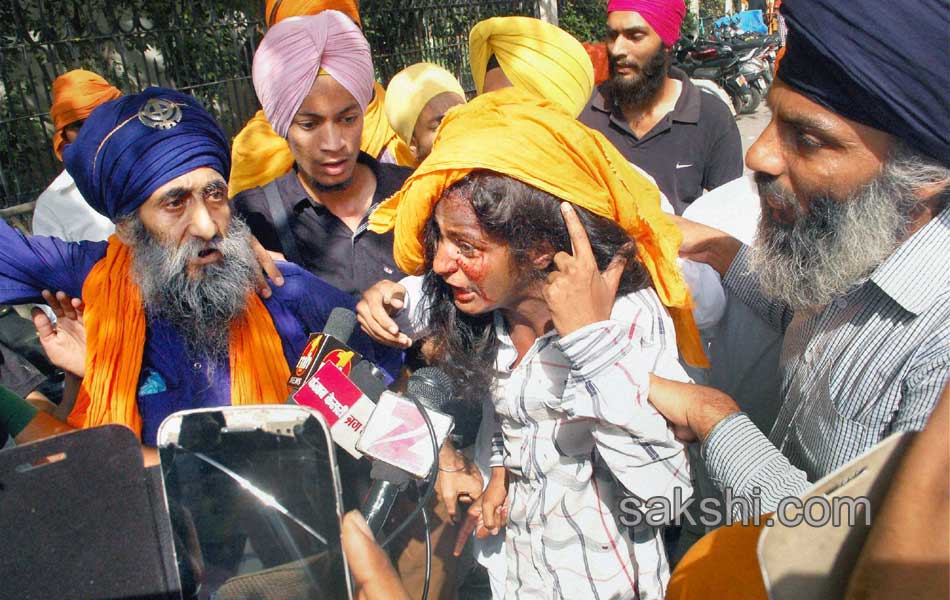 Sword fight at Golden temple15