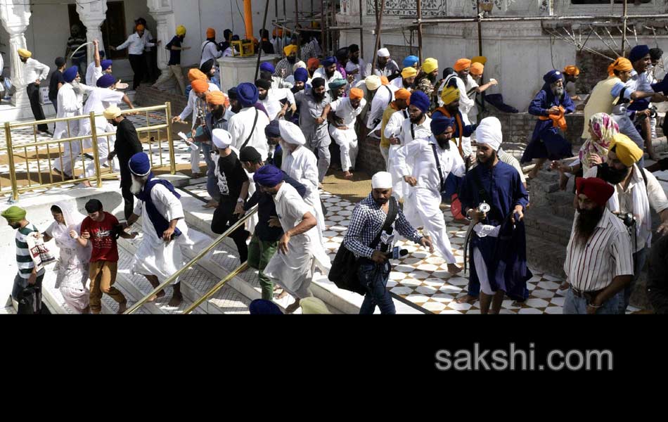 Sword fight at Golden temple16