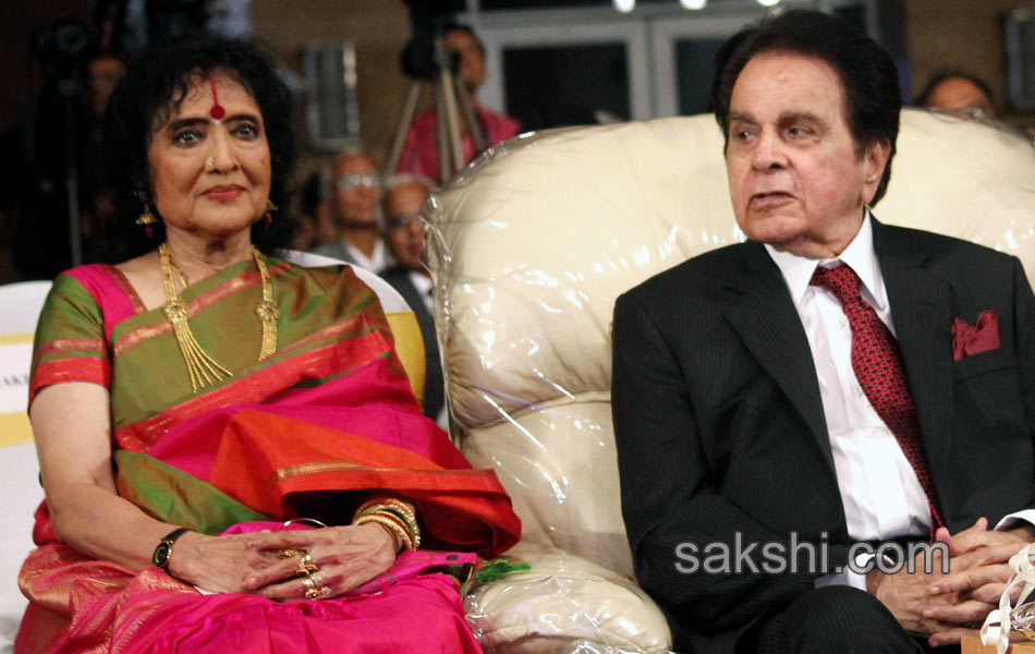 Dilip kumar launches his autobiography5