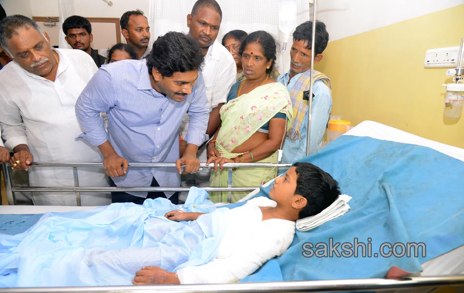 jagan visits nagaram - Sakshi11