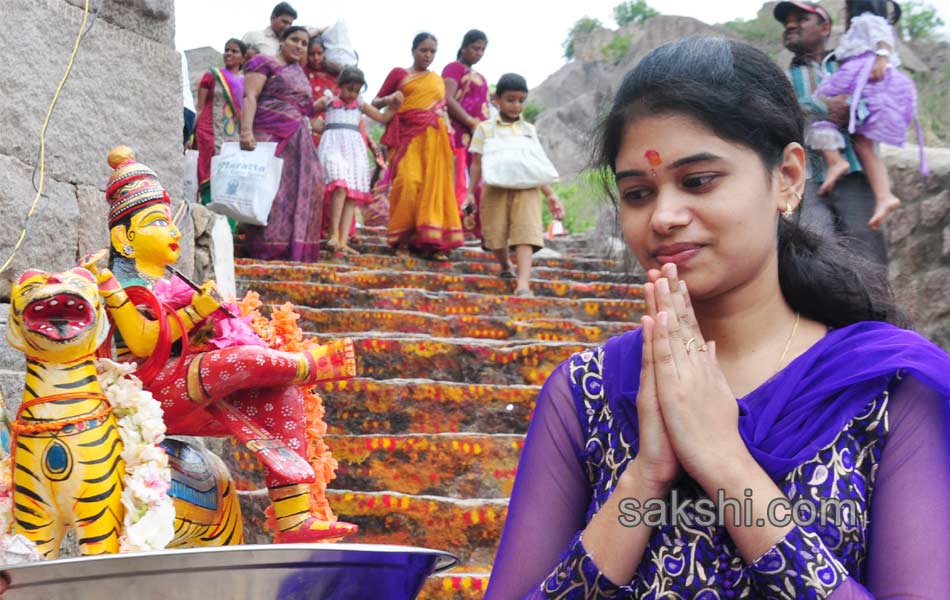 begin to telangana bonalu festival - Sakshi5