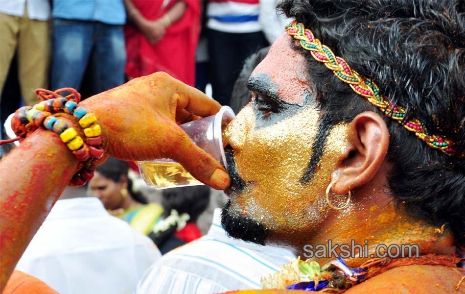 begin to telangana bonalu festival - Sakshi9