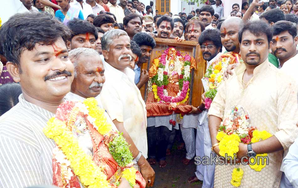 begin to telangana bonalu festival - Sakshi12