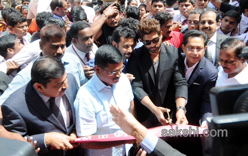 allu arjun inagurates joyalukkas at tirupathi4