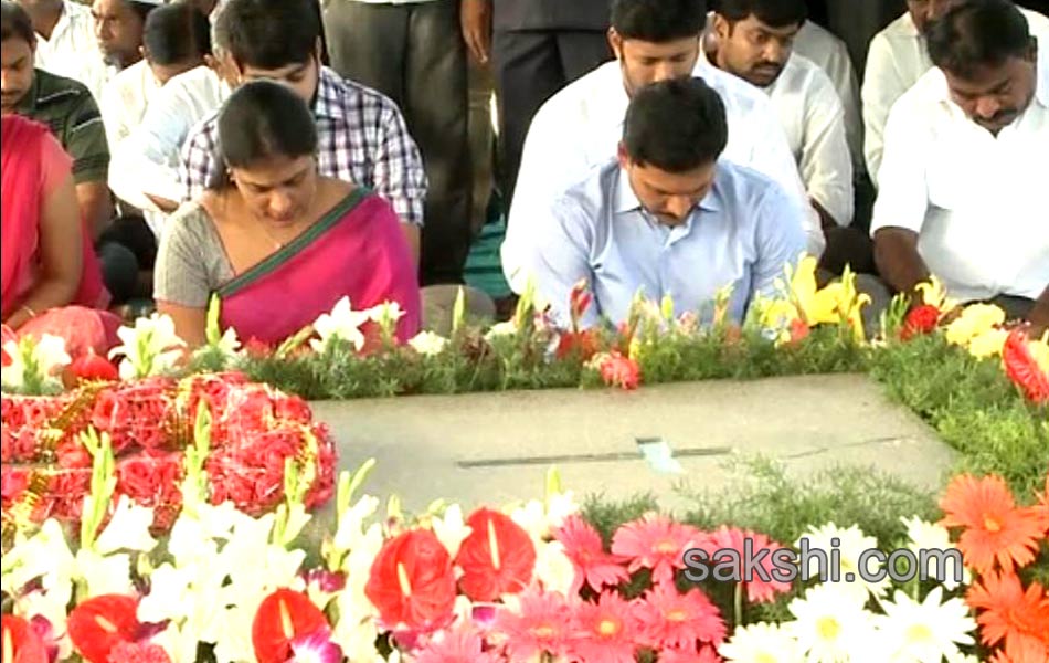 Tributes paid to YSR on fifth death anniversary - Sakshi15