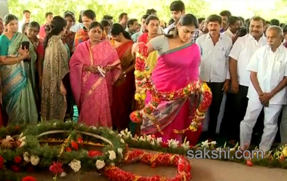 Tributes paid to YSR on fifth death anniversary - Sakshi24