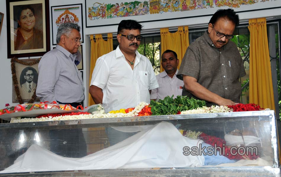 Prominent personalities pay tributes to Bapu5