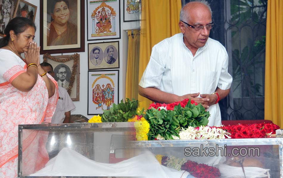 Prominent personalities pay tributes to Bapu11