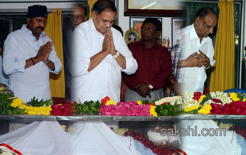 Film Director Bapu last rites - Sakshi17