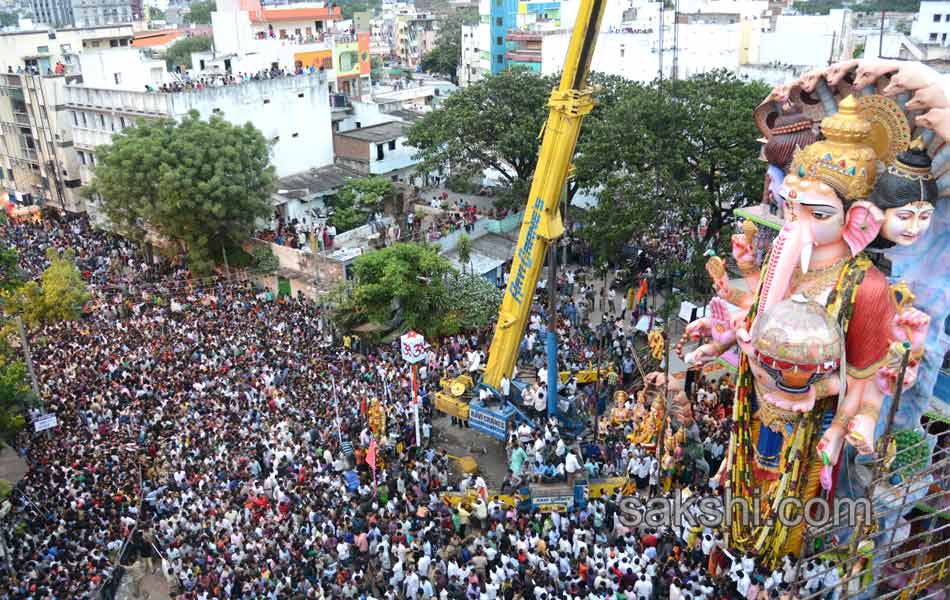 Hyderabad bid emotional farewell to Lord Ganesh - Sakshi1