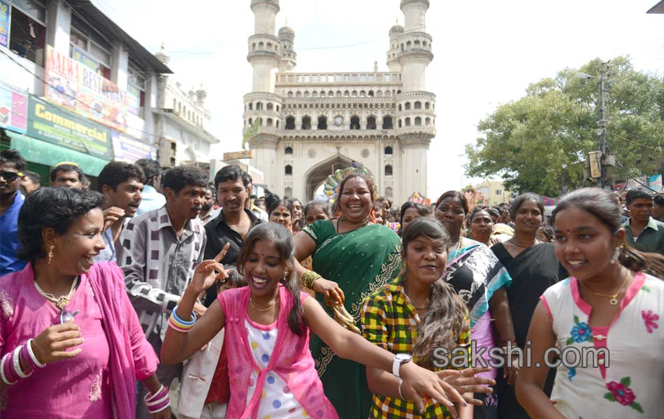 Hyderabad bid emotional farewell to Lord Ganesh - Sakshi18