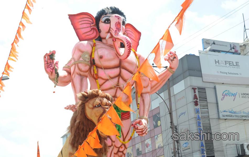 Lord Ganesh idols being immersed in Hussainsagar lake1