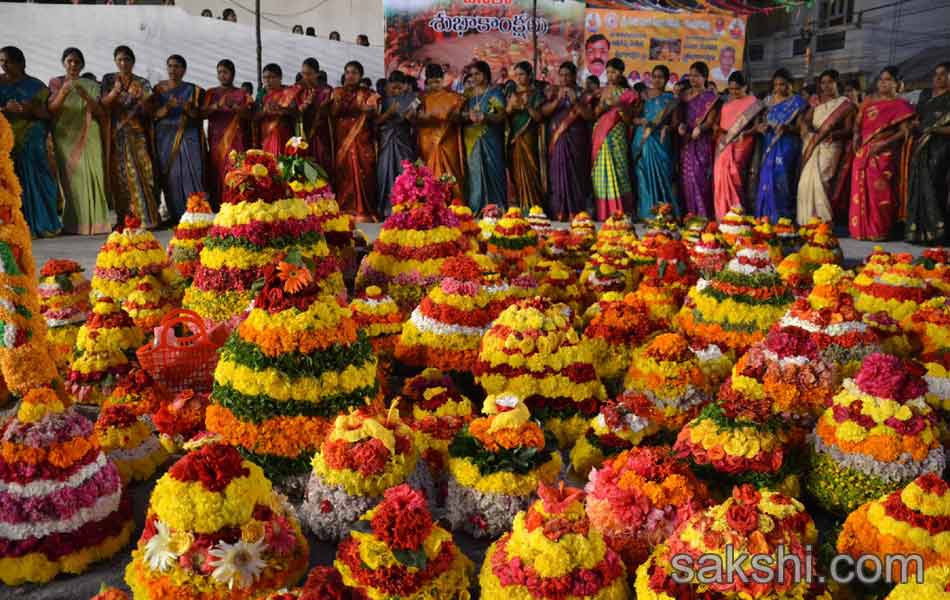 Bathukamma celebrations started at hyderabad city17