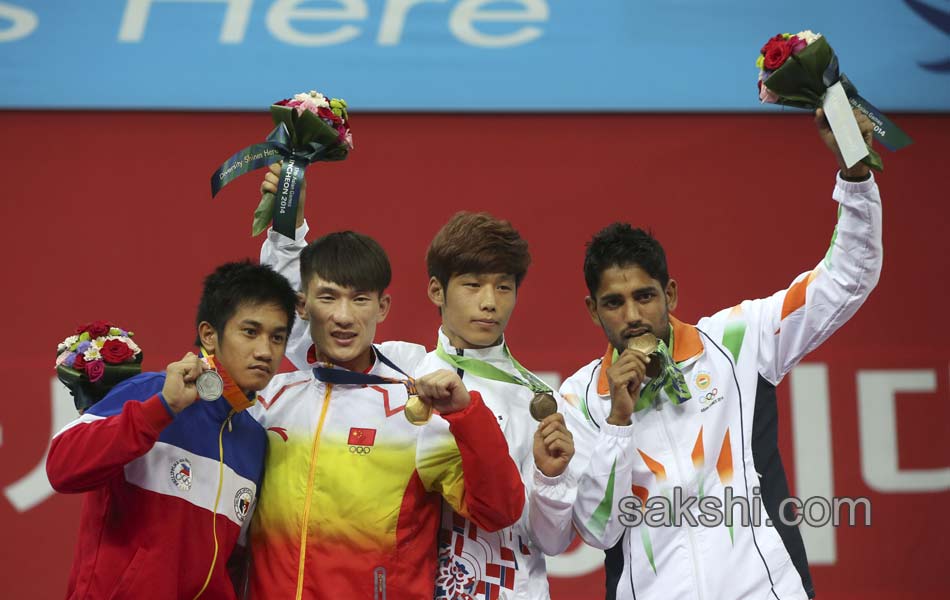 Bindra won bronze medal in the 10m air rifle individual event9