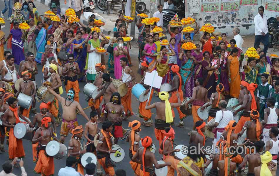 CM KCR  family in Bathukamma Celebrations at Tank Bund - Sakshi3