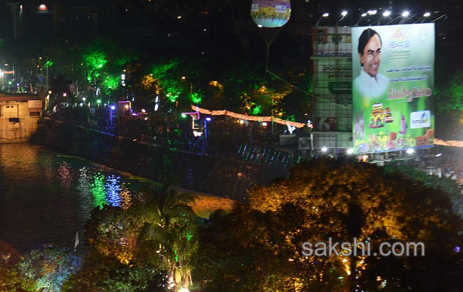 CM KCR  family in Bathukamma Celebrations at Tank Bund - Sakshi8