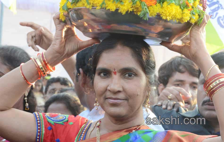 CM KCR  family in Bathukamma Celebrations at Tank Bund - Sakshi9