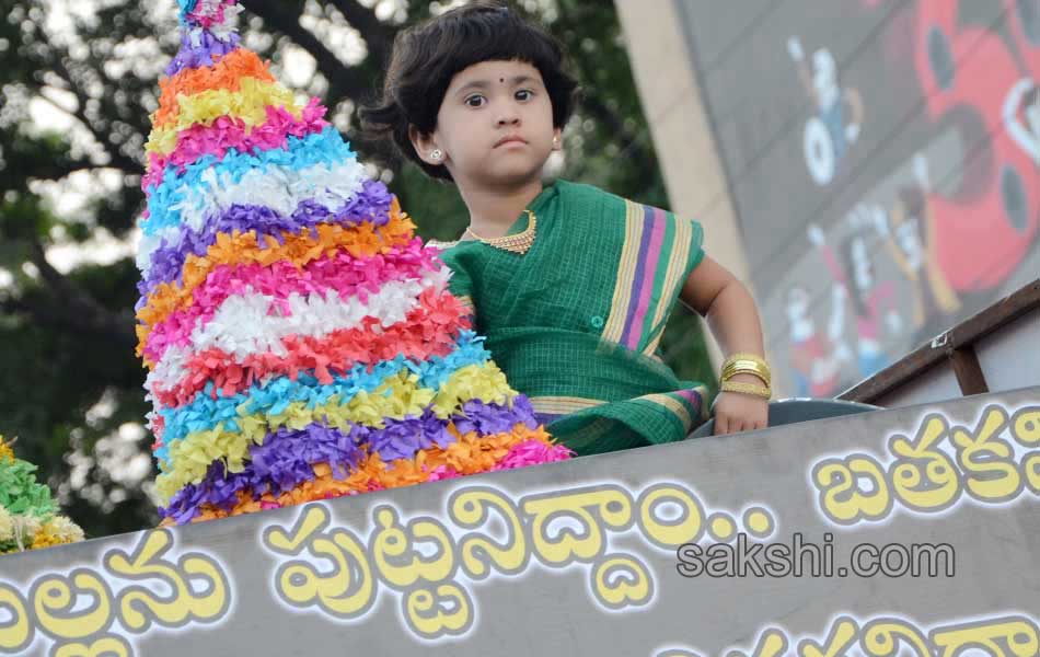 CM KCR  family in Bathukamma Celebrations at Tank Bund - Sakshi15